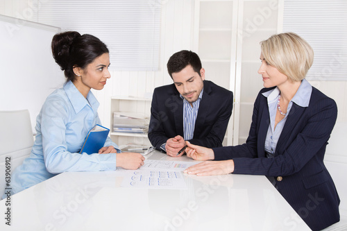 Photo: Business Team in einer Besprechung Business Team in einer Besprechung