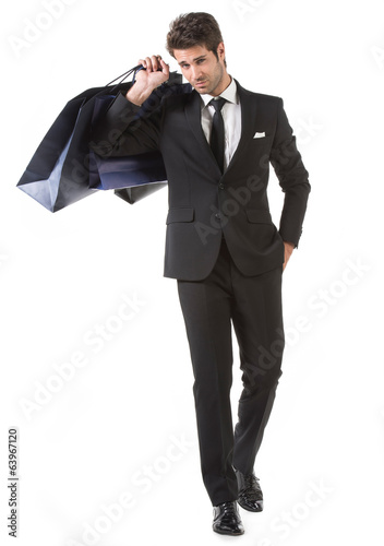 Photo: Uomo elegante con borse shopping Uomo elegante con borse shopping