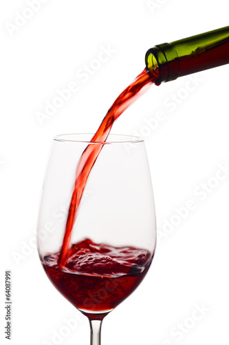 Photo: Rotwein wird in ein Weinglas eingegossen Rotwein wird in ein Weinglas eingegossen