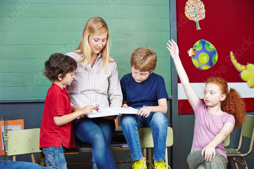Photo: Lehrer und Schüler lesen in Buch Lehrer und Schüler lesen in Buch