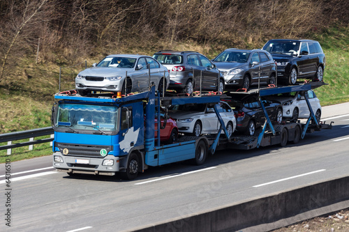 Photo: Lastwagen auf der Autobahn Lastwagen auf der Autobahn