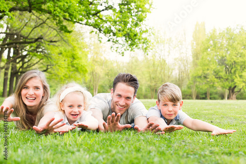 Photo: natürliche Familie auf der Wiese natürliche Familie auf der Wiese