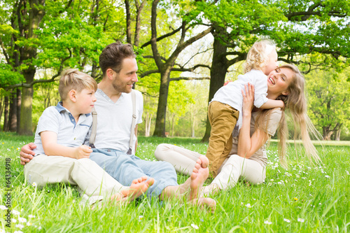 Photo: junge Familie mit Kindern in der Natur junge Familie mit Kindern in der Natur