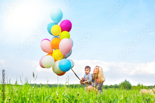 Photo: mutter und kind mit luftballoons mutter und kind mit luftballoons
