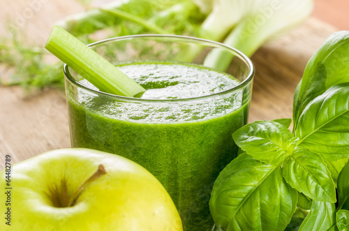 Photo: Grüner Smoothie mit frischen Zutaten Grüner Smoothie mit frischen Zutaten