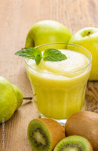 Photo: Frischer Smoothie aus Kiwi, Birnen und Äpfeln Frischer Smoothie aus Kiwi, Birnen und Äpfeln