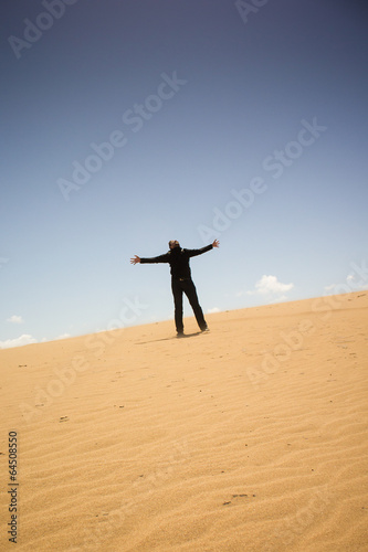 Photo: jubelnder Mann auf einsamer Sanddüne jubelnder Mann auf einsamer Sanddüne