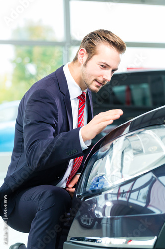 Photo: Verkäufer mit Auto im Autohaus Verkäufer mit Auto im Autohaus