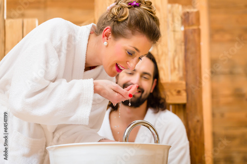 Photo: Paar genießt im Wellness Spa romantischen Ausflug Paar genießt im Wellness Spa romantischen Ausflug