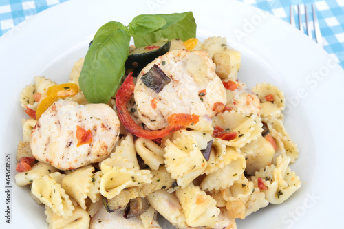 Photo: salade de pâtes et poulet salade de pâtes et poulet