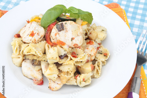 Photo: salade de pâtes et poulet salade de pâtes et poulet