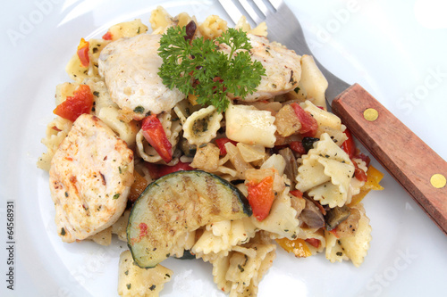Photo: salade de pâtes et poulet salade de pâtes et poulet