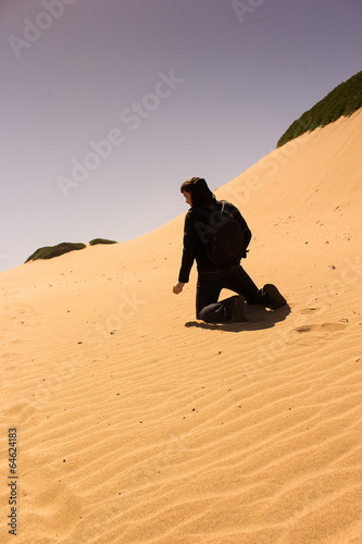 Photo: junger Mann allein auf Sanddüne junger Mann allein auf Sanddüne