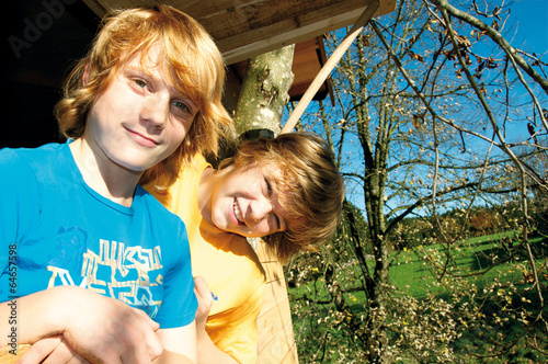Photo: Jungen im Baumhaus Jungen im Baumhaus