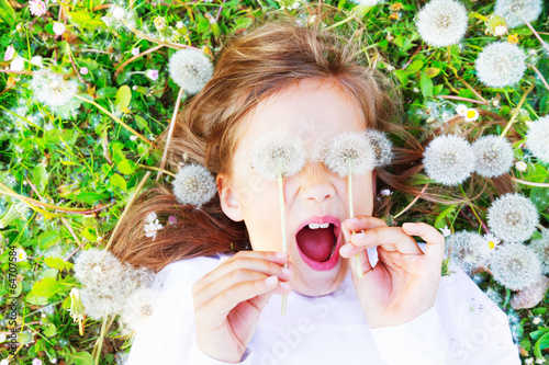 Photo: Kind mit Pusteblumen Kind mit Pusteblumen