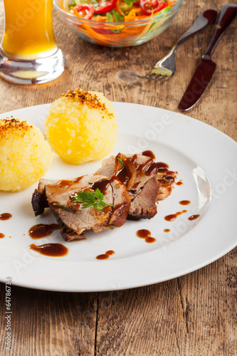 Photo: bayrischer Schweinebraten mit Klößen bayrischer Schweinebraten mit Klößen