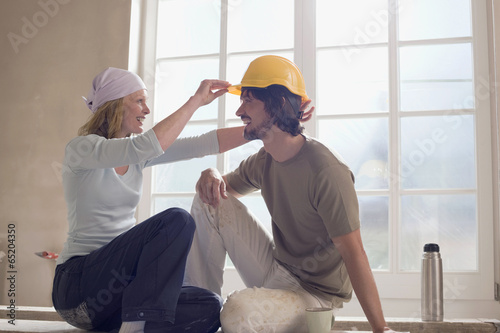 Photo: Junge Paare,die auf der Baustelle Spaß Junge Paare,die auf der Baustelle Spaß