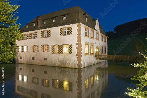 Photo: Deutschland, Inzlingen, Wasserschloss in der Nacht Deutschland, Inzlingen, Wasserschloss in der Nacht