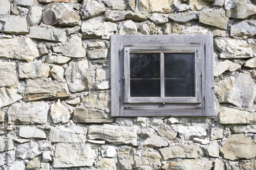 Photo: Geschlossene Fenster auf Steinmauer Geschlossene Fenster auf Steinmauer