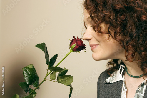 Photo: Frau riecht an Rose, Seitenansicht Frau riecht an Rose, Seitenansicht
