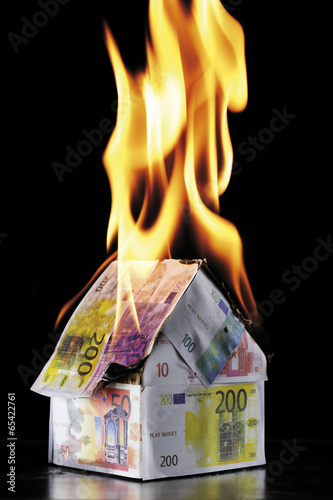 Photo: Haus aus Euro-Banknoten brennt Haus aus Euro-Banknoten brennt