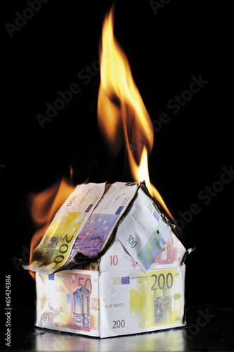 Photo: Einfamilienhaus von Euro-Banknoten Einfamilienhaus von Euro-Banknoten