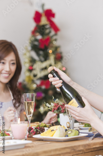 Photo: クリスマスパーティーでシャンパンを開ける クリスマスパーティーでシャンパンを開ける