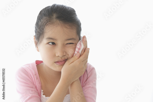 Photo: 歯痛に顔をゆがめる女の子 歯痛に顔をゆがめる女の子