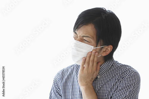 Photo: 歯痛に顔をゆがめる若い男性 歯痛に顔をゆがめる若い男性