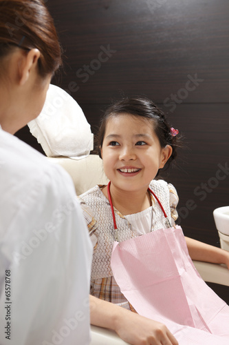 Photo: 歯科医師に笑顔を見える女の子 歯科医師に笑顔を見える女の子