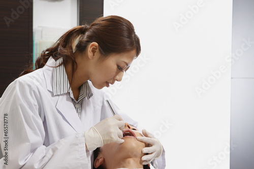 Photo: 若い男性の歯科検診を行う歯科医師 若い男性の歯科検診を行う歯科医師
