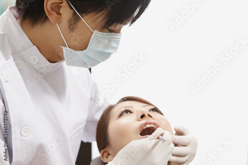 Photo: 若い女性の歯科検診を行う歯科医師 若い女性の歯科検診を行う歯科医師