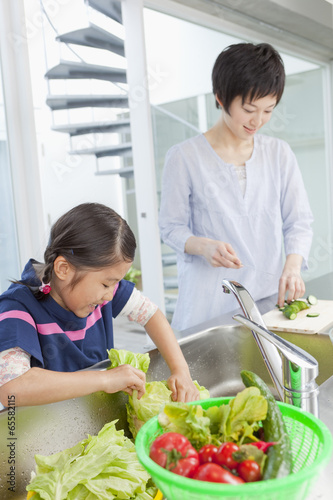 Photo: 野菜を洗う母と娘 野菜を洗う母と娘