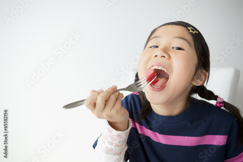 Photo: 野菜を食べる女の子 野菜を食べる女の子