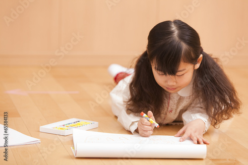 Photo: 床に寝そべってお絵描きをする女の子 床に寝そべってお絵描きをする女の子