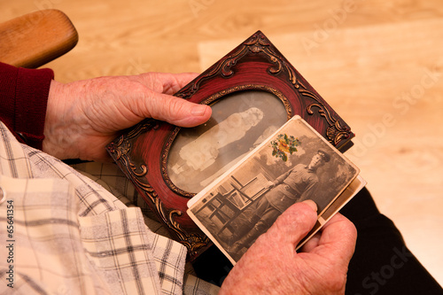Photo: Oma schaut sich die fotos von früher an Oma schaut sich die fotos von früher an