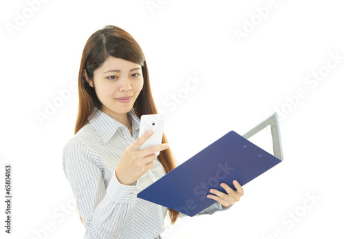 Photo: スマートフォンを操作する女性 スマートフォンを操作する女性