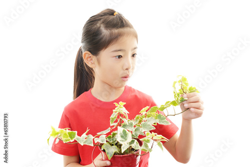 Photo: 植物の世話をする女の子 植物の世話をする女の子