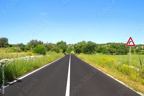 Photo: Strada con segnaletica stradale - curva a destra Strada con segnaletica stradale - curva a destra