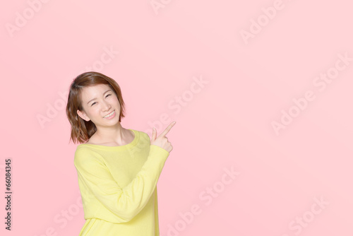 Photo: 指差す若い女性 指差す若い女性