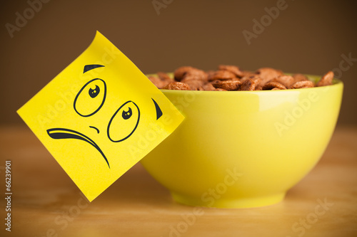 Photo: Post-it note with smiley face sticked on cereal bowl Post-it note with smiley face sticked on cereal bowl