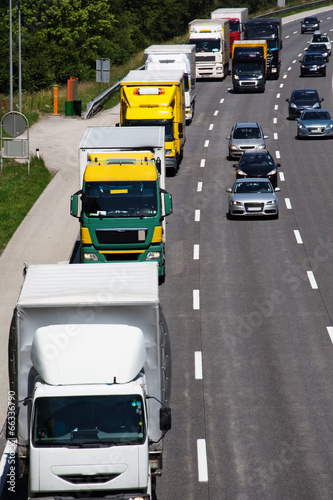 Photo: Lastwagen auf der Autobahn Lastwagen auf der Autobahn