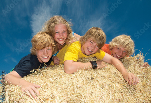 Photo: Gruppe Teenager fröhlich im Stroh Gruppe Teenager fröhlich im Stroh