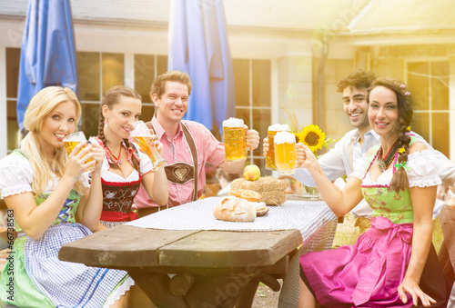 Photo: Gruppe im Biergarten Gruppe im Biergarten