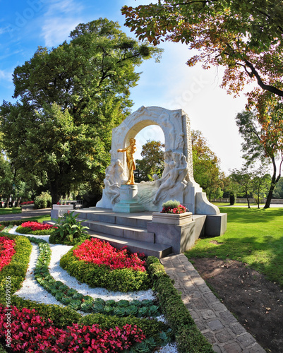 Photo: The arch frames the bronze statue of Johann Strauss The arch frames the bronze statue of Johann Strauss