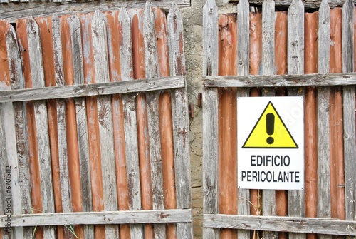 Photo: segnale di pericolo,cartello avvertenza edificio pericolante segnale di pericolo,cartello avvertenza edificio pericolante