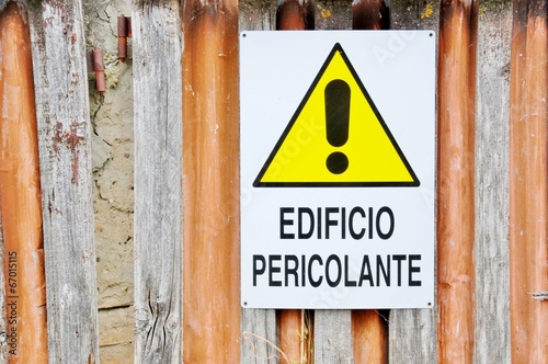 Photo: segnale di pericolo,cartello avvertenza edificio pericolante segnale di pericolo,cartello avvertenza edificio pericolante