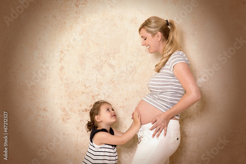 Photo: Mutter und Tochter mit Babybauch Mutter und Tochter mit Babybauch