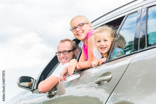 Photo: Familie fährt mit dem Auto in die Sommerferien Familie fährt mit dem Auto in die Sommerferien