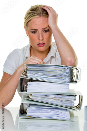Photo: Frau im Büro mit Burnout Frau im Büro mit Burnout
